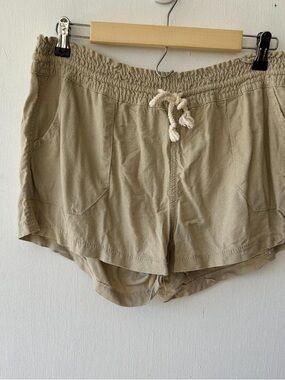 Women’s Elastic Waist Drawstring Shorts in Tan